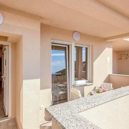 2 Bedroom Beautiful In Apartment *