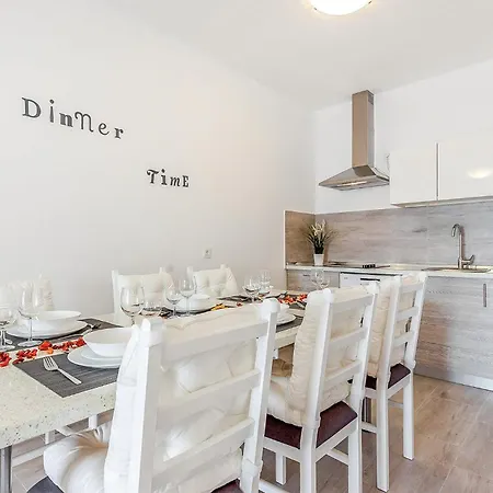 2 Bedroom Beautiful In Dramalj